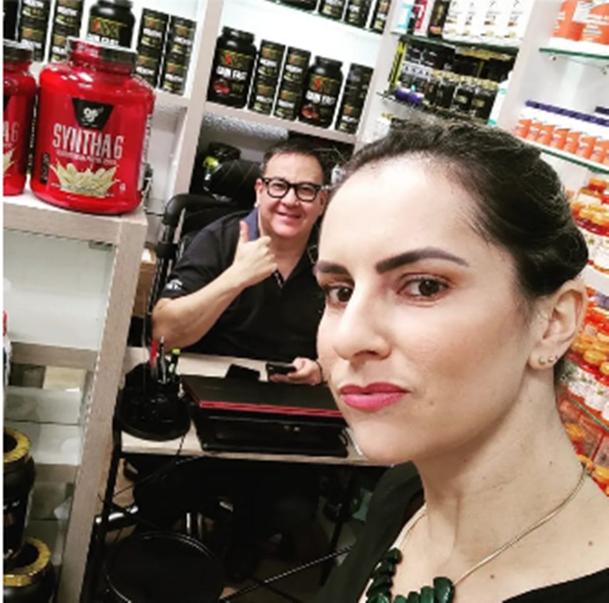 homem e mulher em loja de suplementos