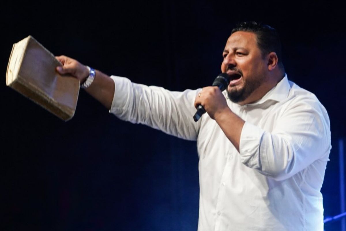 Pastor vira réu ao pedir oração para cidade por Câmara ter diretor gay