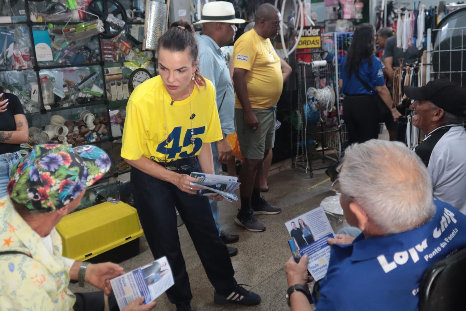 Paula Belmonte promete garantir direito de trabalho a feirantes do DF