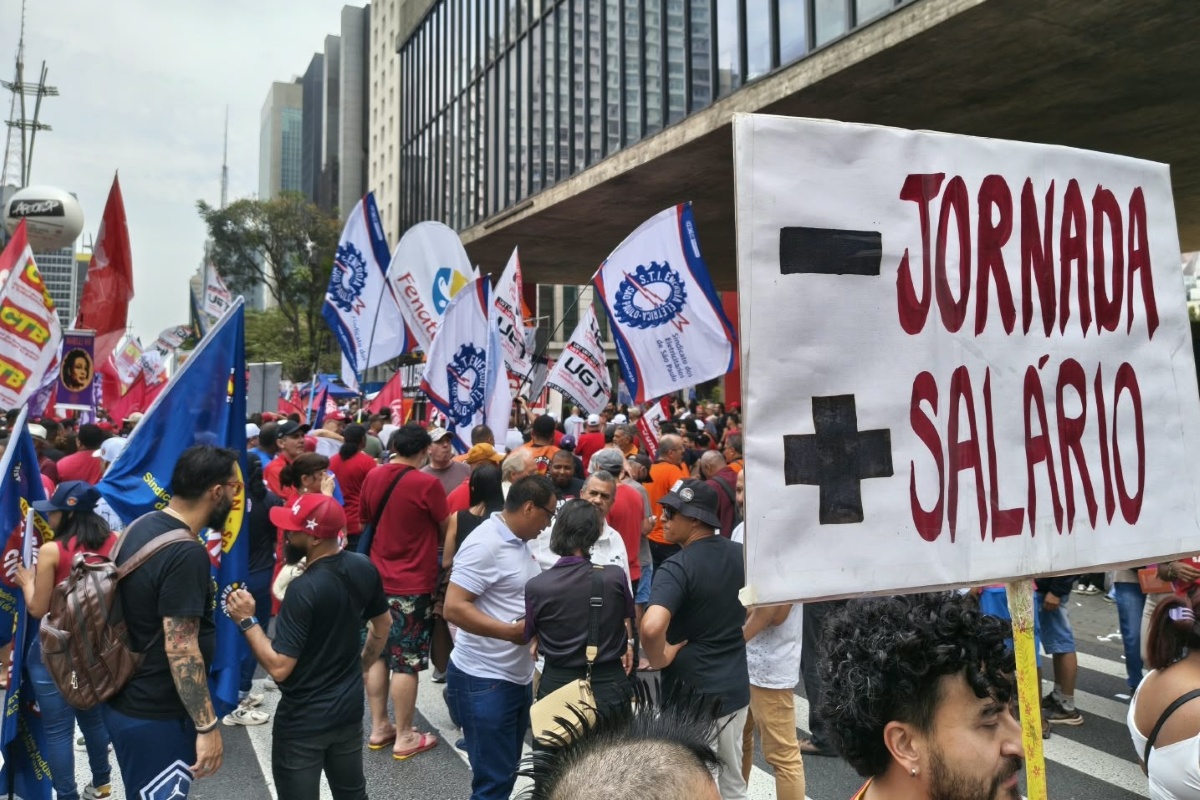 Ato pelo fim da escala 6x1 reúne manifestantes na Avenida Paulista