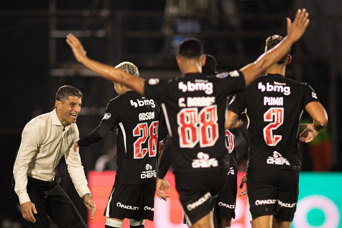 Pedro Emanuel exalta atuação do Vasco: "A equipe foi muito competente"