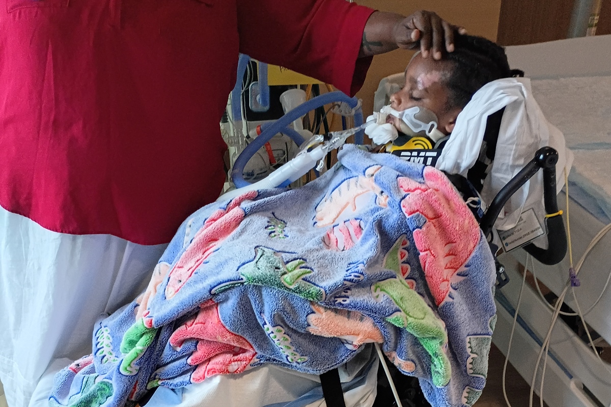 Menino de 6 anos desperta de coma três meses após atropelamento