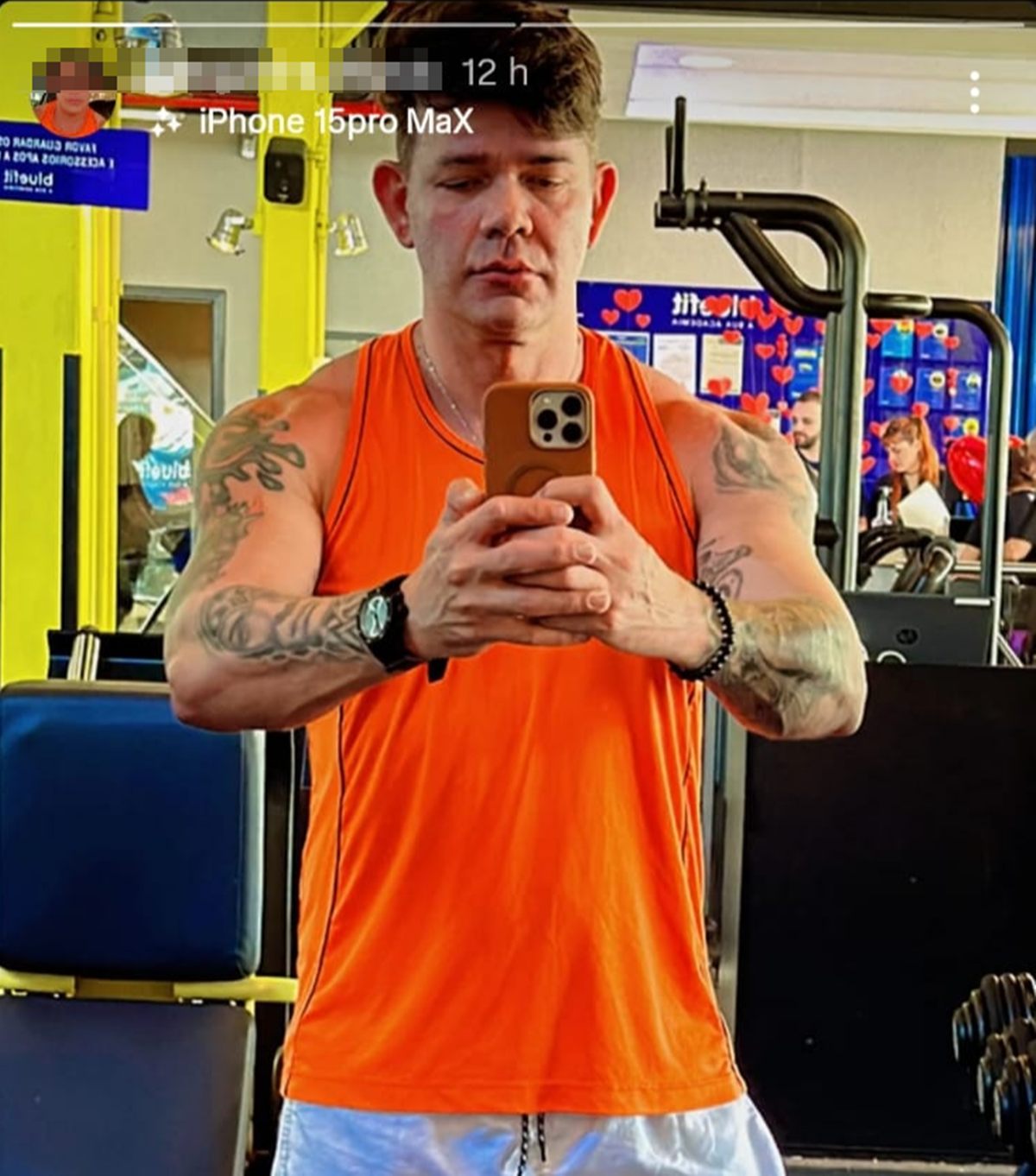 homem fazendo selfie