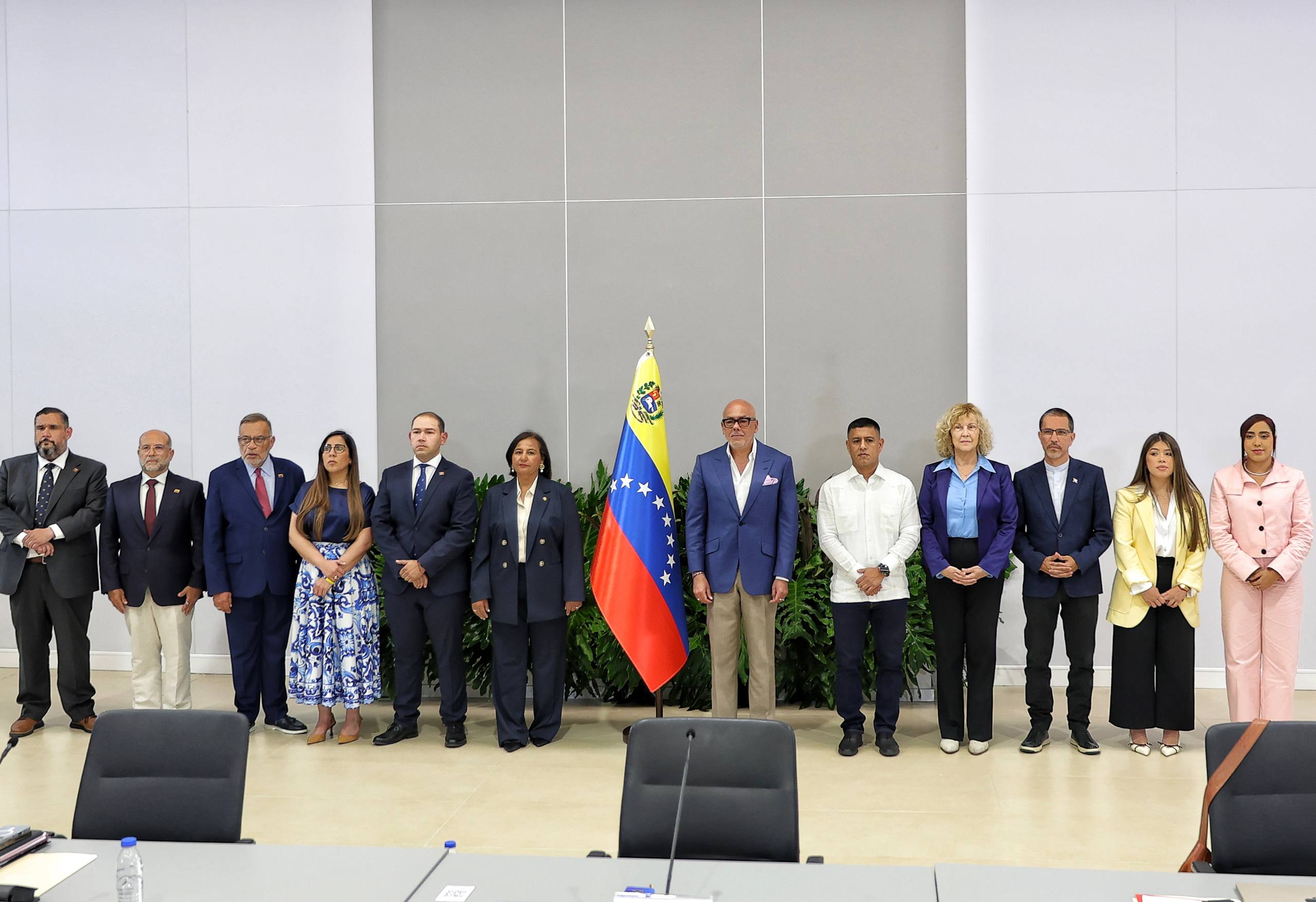 Imagem colorida mostra oposição e governo da Venezuela - Metrópoles