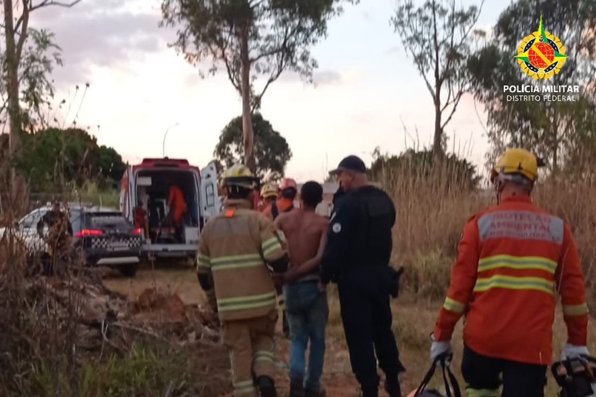 PM prende homem que fugiu para topo de árvore após ameaçar avós e ex-mulher