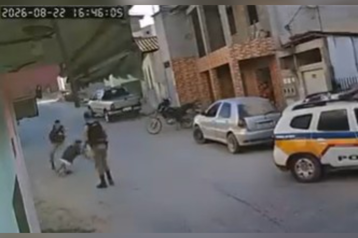 Adolescente dá grau, bate em viatura e é chutado por policial em MG