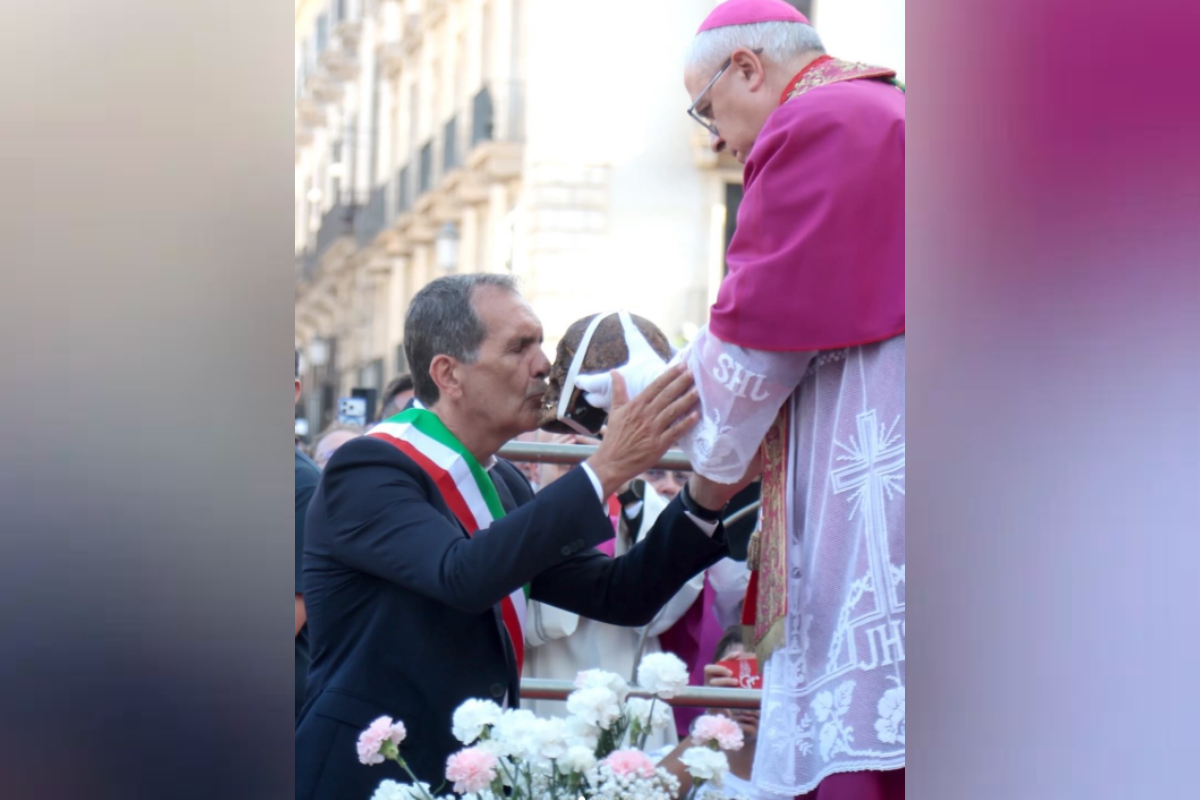 Prefeito de Catania, Enrico Trantino, beija o crânio de Santa Águeda, morta há quase 2 mil anos