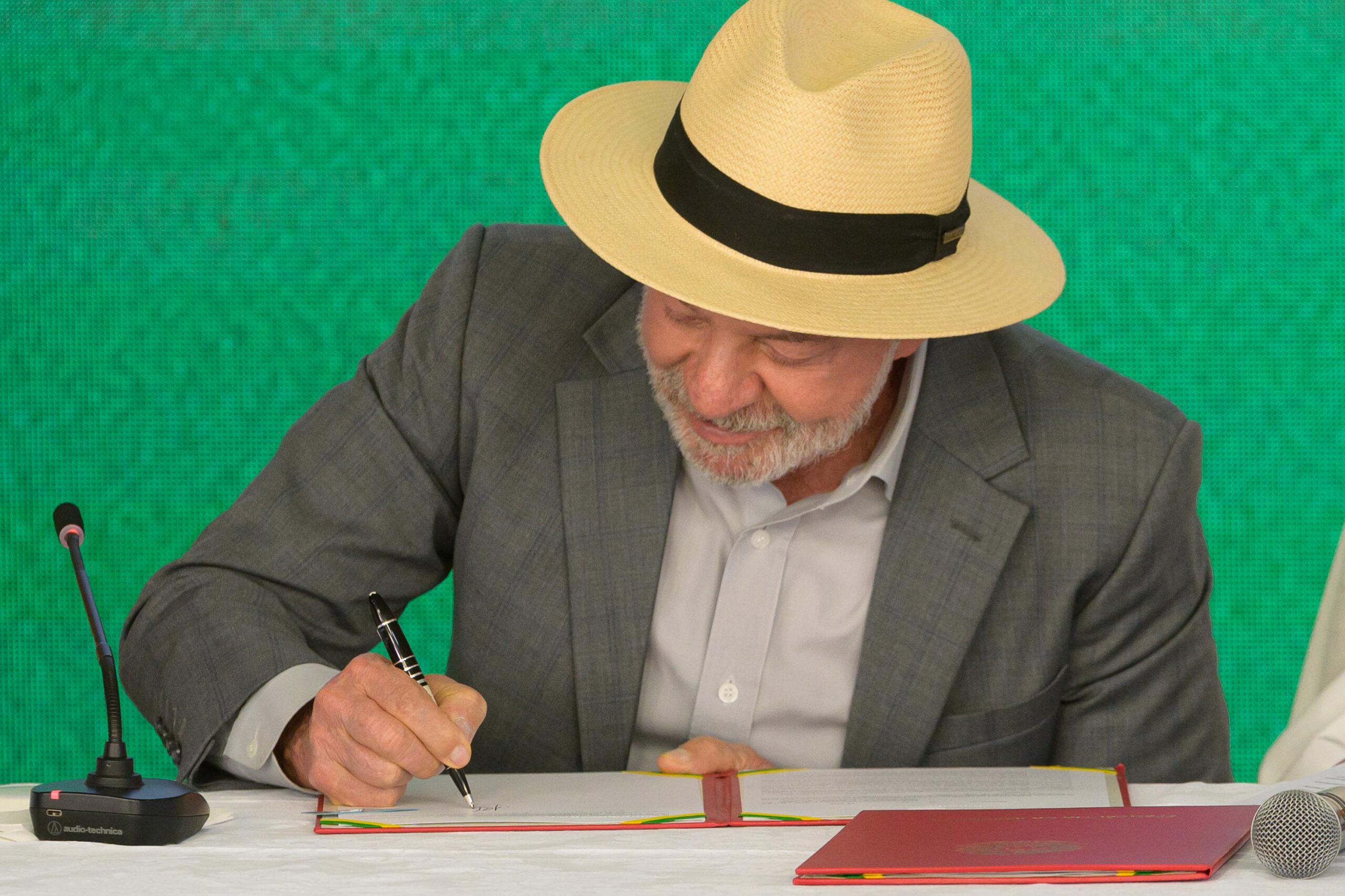 Após aprovação no Congresso, Lula sanciona fim da "taxa das blusinhas"