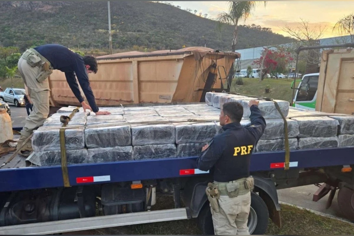 agentes da PRF apreendem maconha