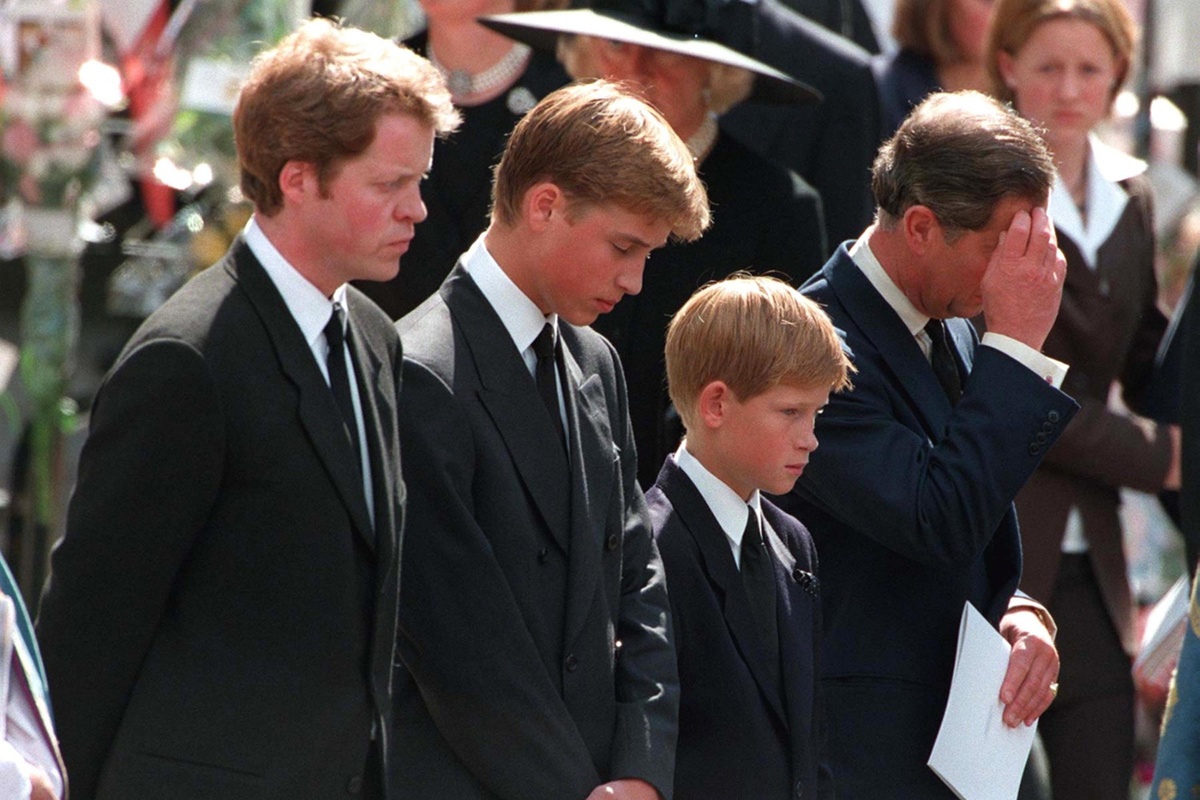 Conde Charles Spencer, príncipe William, príncipe Harry e rei Charles no funeral da princesa Diana