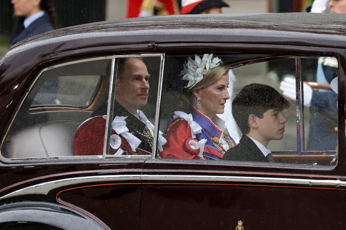 Príncipe Edward e Sophie, duque e duquesa de Edimburgo, ao lado de James, a caminho da coroação do rei Charles
