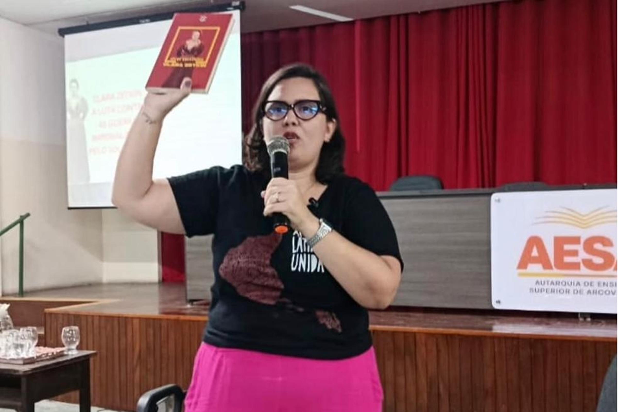 Imagem colorida da professora Camila