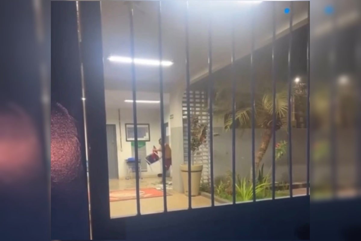 Homem invade escola em Goiás e usa cadeira para quebrar vidraças
