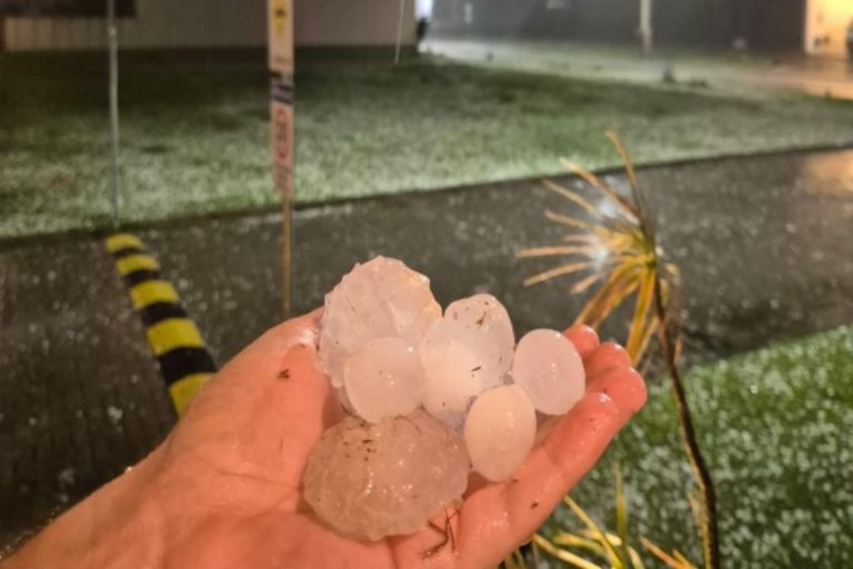 Chuva de granizo atinge Florianópolis e deixa 700 casas danificadas