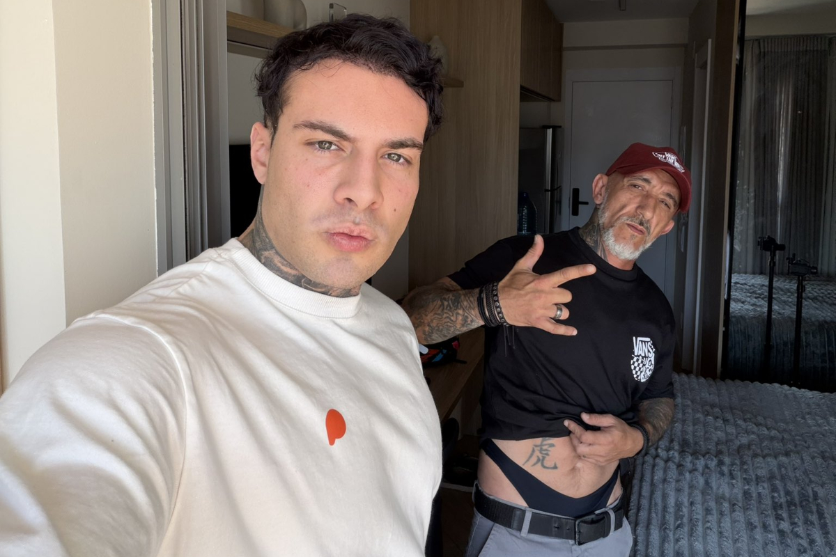 De calcinha, Cravinhos grava cena íntima com ator pornô: “Brotheragem”