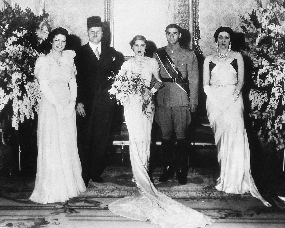 foto com cor. joia Van Cleef & Arpels realeza egípcia - metrópoles