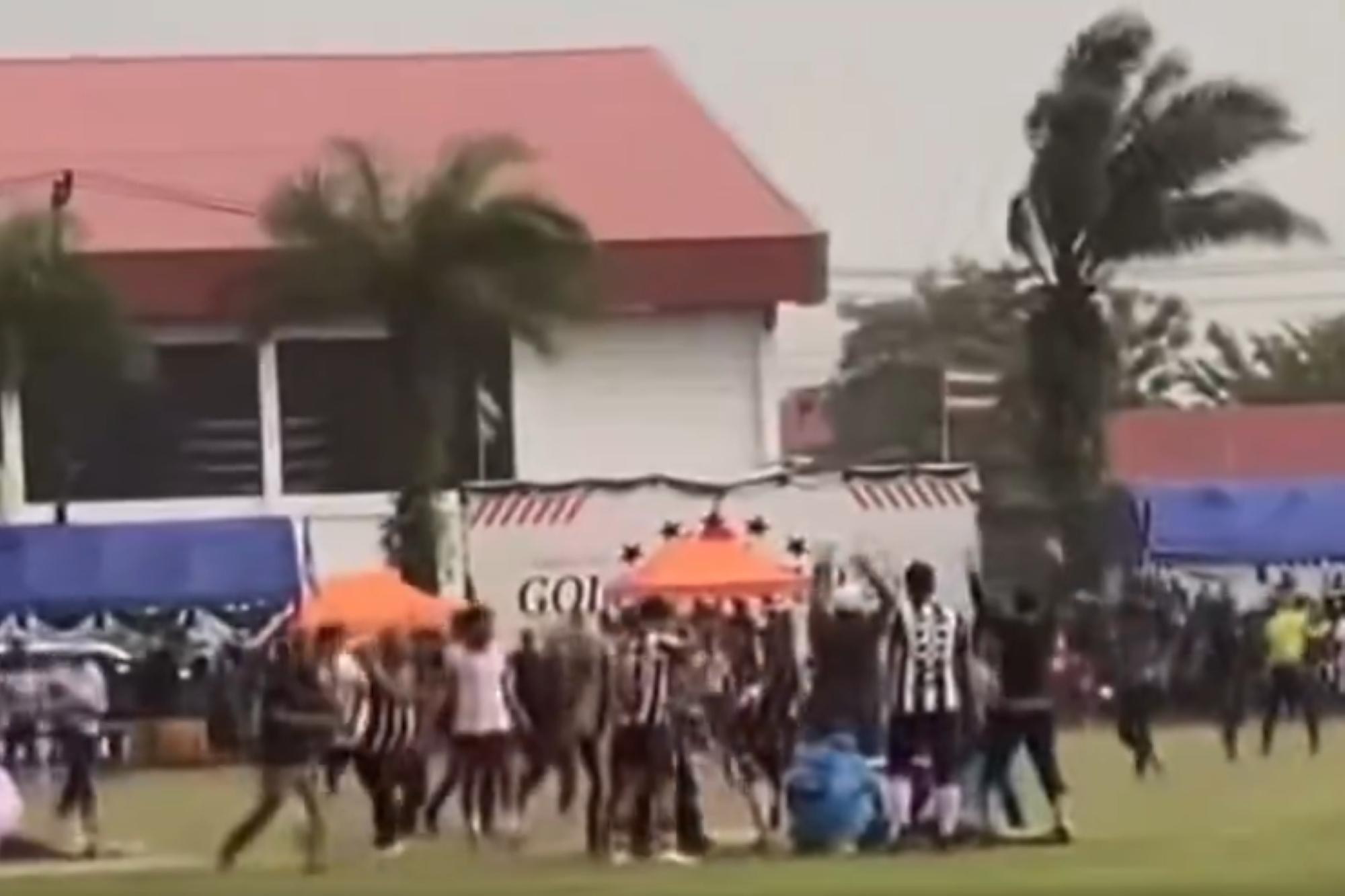Jogador de futebol é atingido por raio em campo e morre na Tailândia
