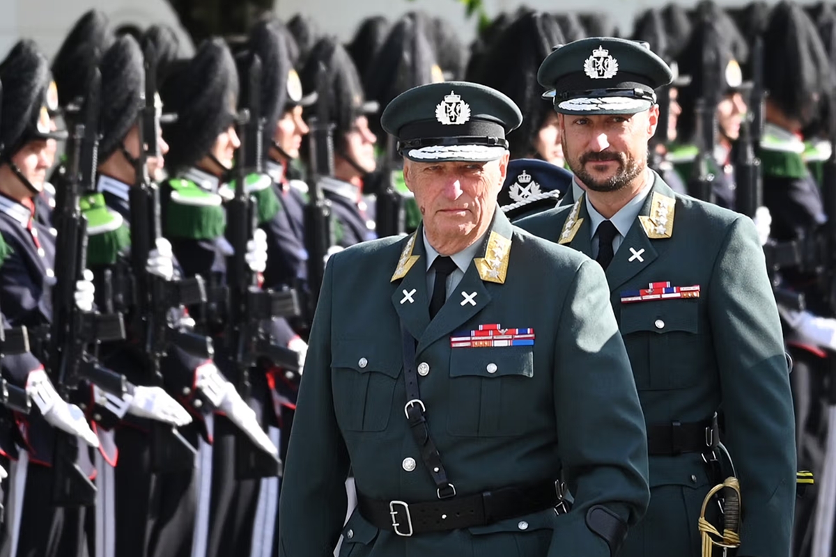 Foto colorida de dois homens com trajes militares em um evento com soldados - Metrópoles - Haakon