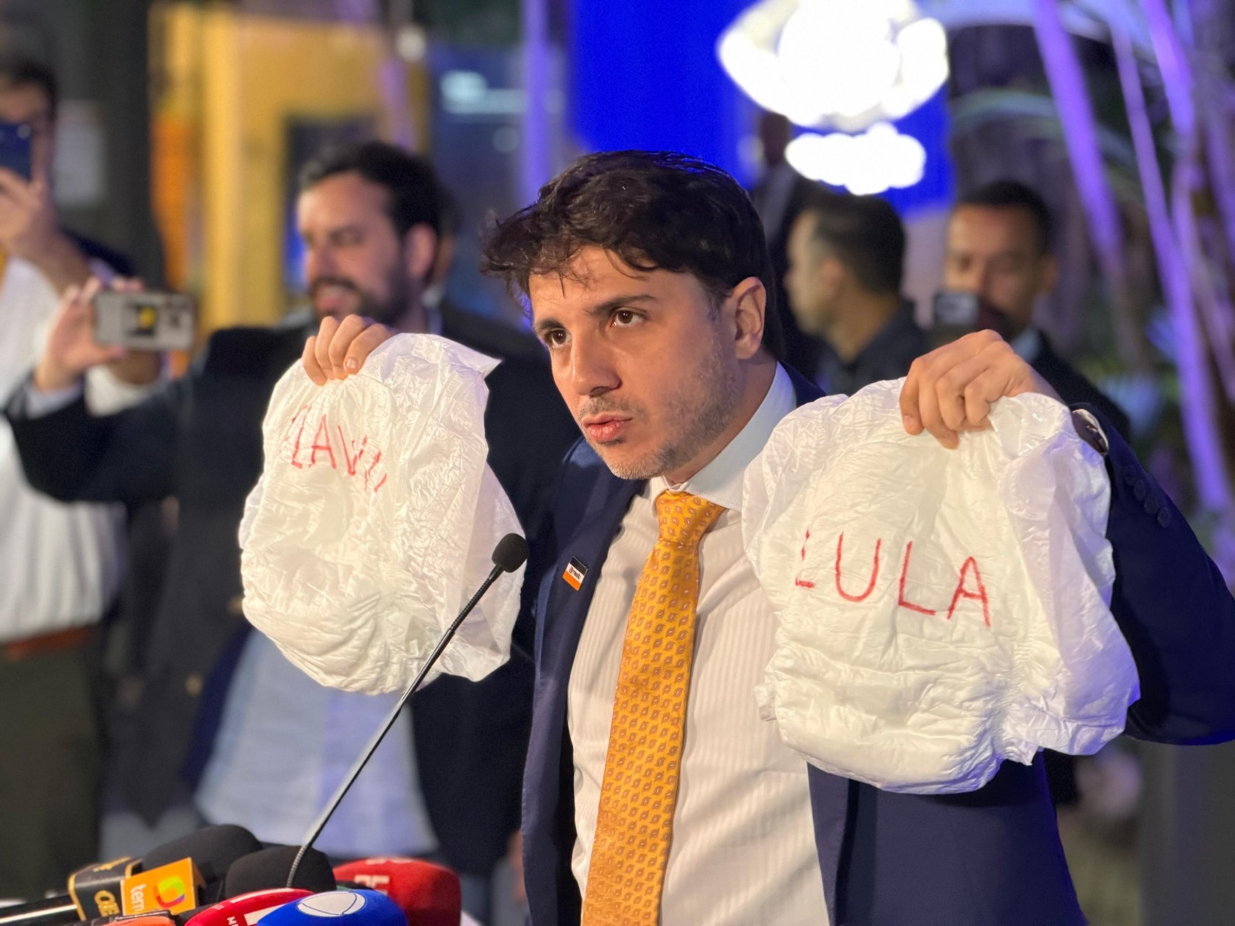 Renan Santos provoca Lula e Flávio ao levar fraldas para debate