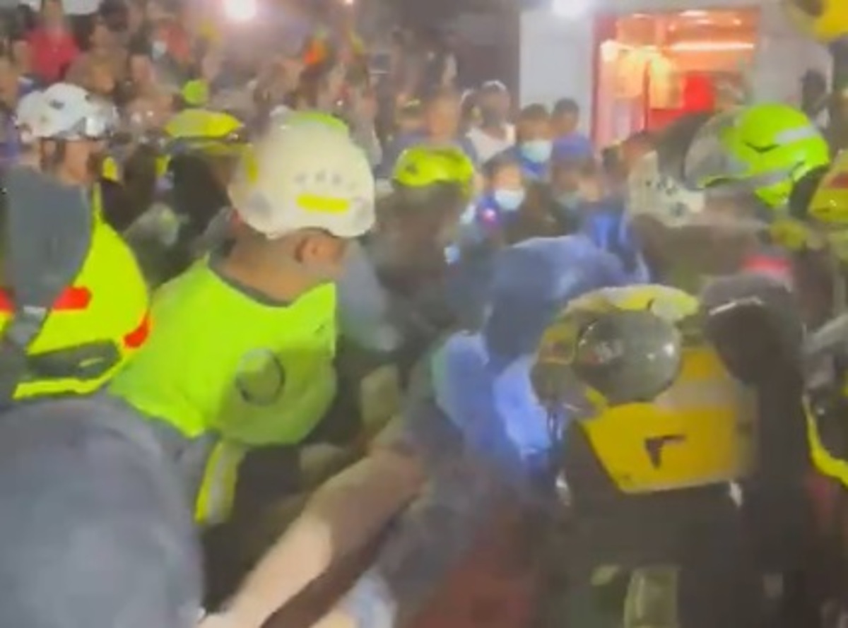 Mulher é resgatada após 36 horas sob escombros na Colômbia