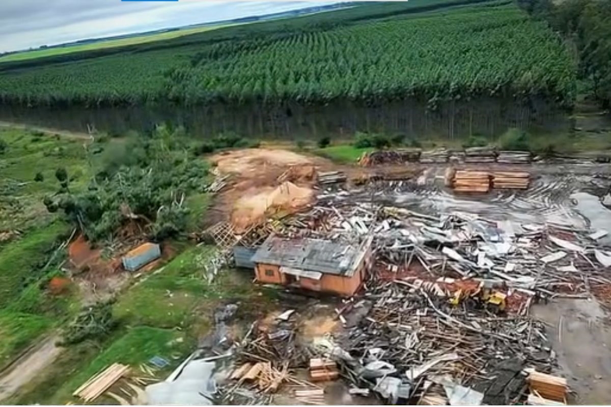 RS: cidade tem mais de 300 casas destelhadas após ventos de 100 km/h