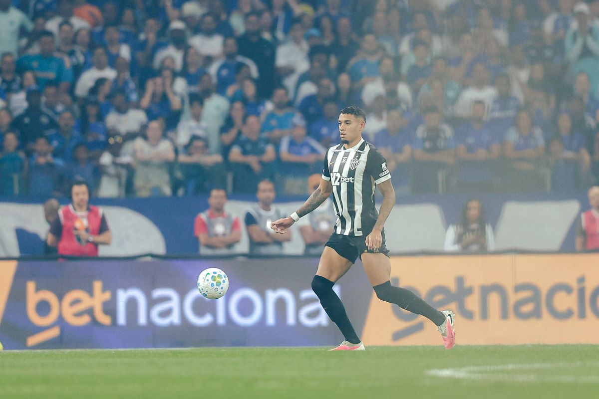 Ruan, do Atlético-MG, é encaminhado ao hospital após choque com Kaio Jorge