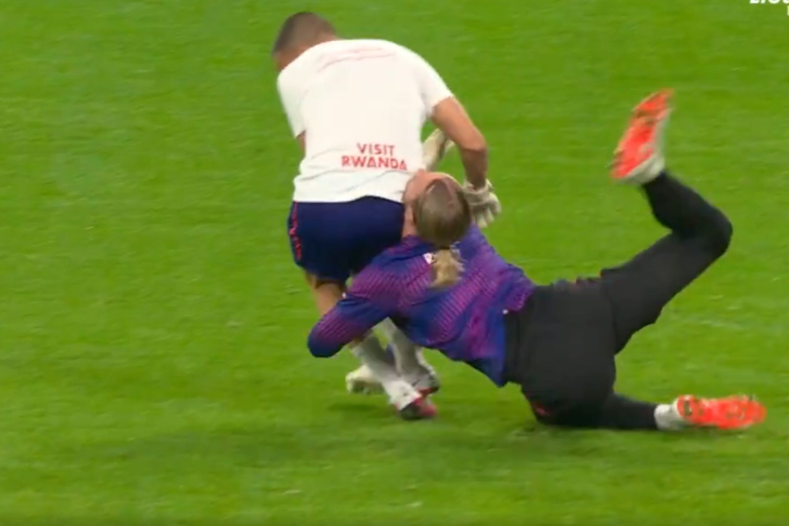 Goleiro do PSG, Safonov se lesiona ao bater a cara na bunda de companheiro - QTU Questões do Universo
