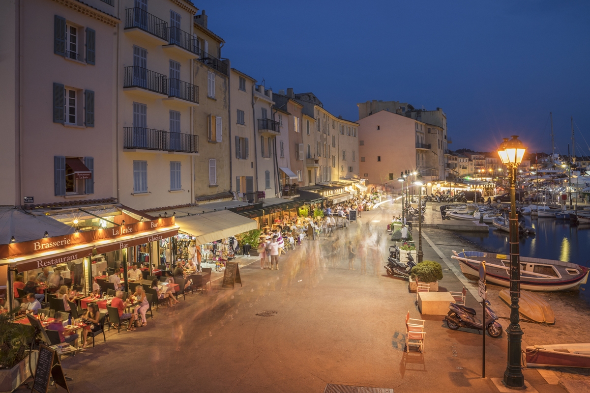Foto colorida de avenida em Saint-Tropez - Metrópoles