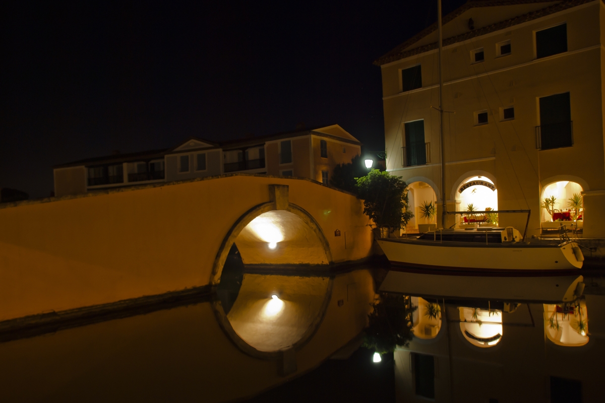 Foto colorida de propriedade em Saint-Tropez. Está à noite - Metrópoles