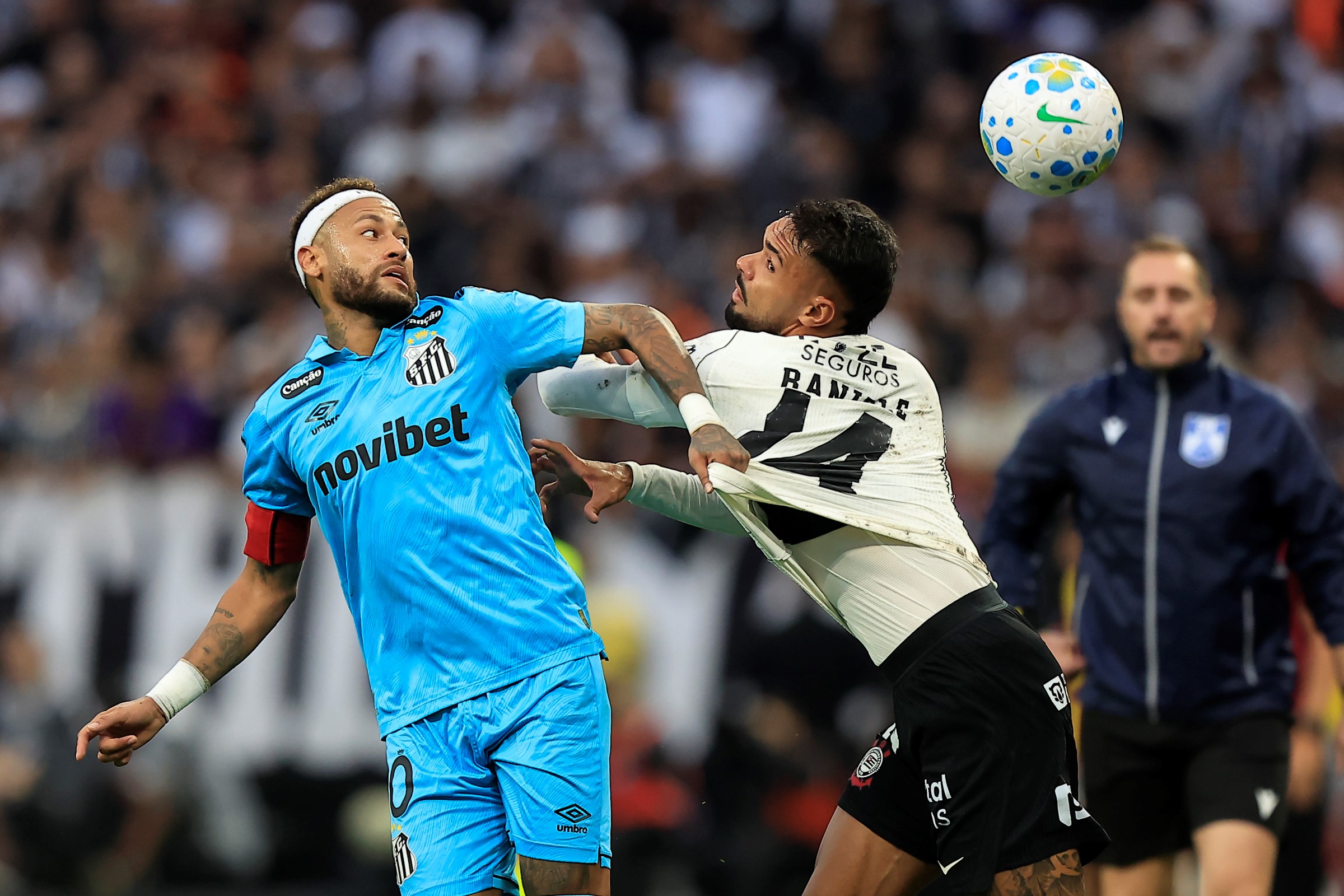 Santos tira Corinthians da zona de perigo no Brasileirão