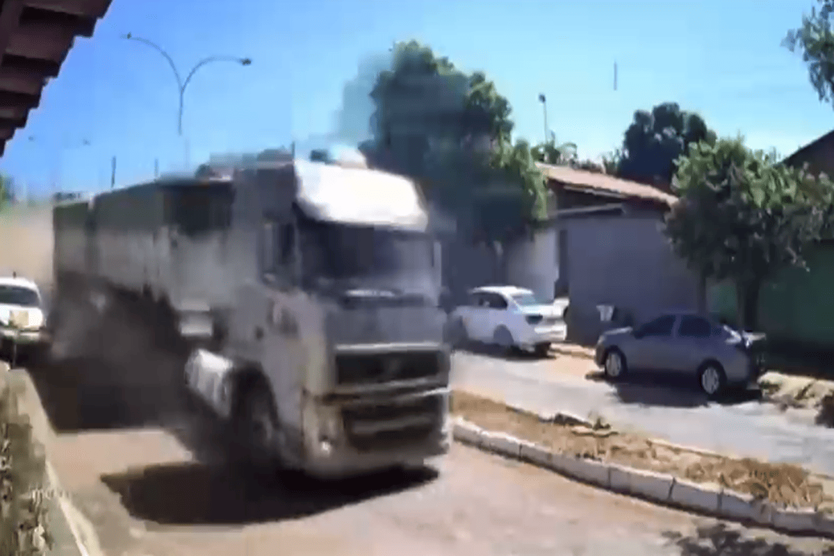 Tragédia em paróquia: caminhão sem freio invade igreja e dois morrem