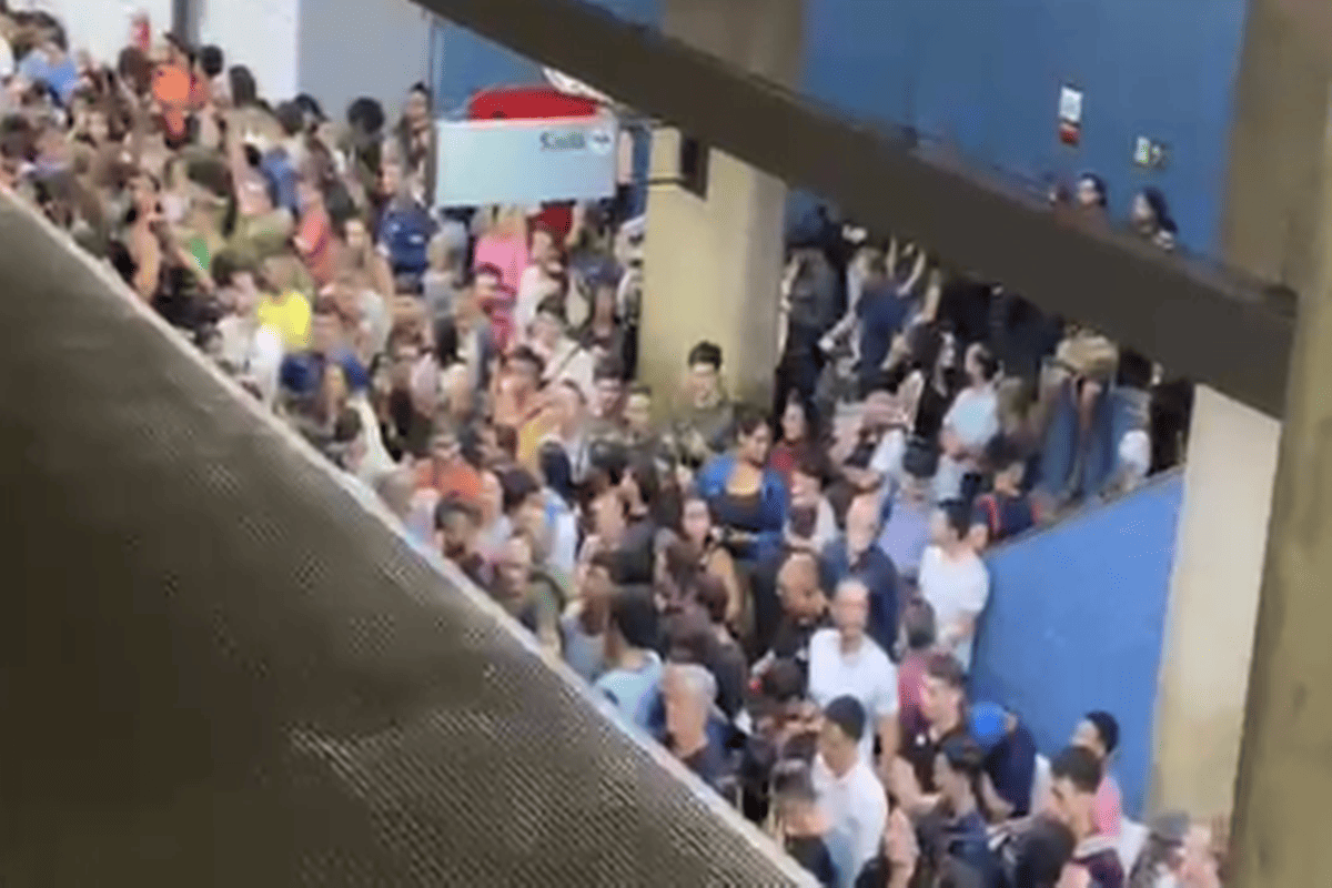 Estação Central do metrô fica lotada após falha em porta de trem - QTU Questões do Universo