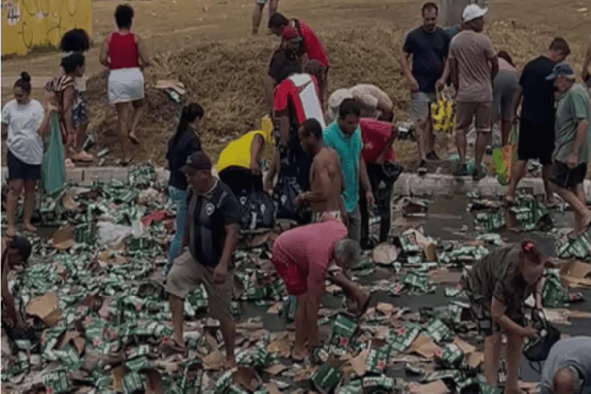 Caminhão tomba, derruba cerveja e populares fazem a limpa na BR-060