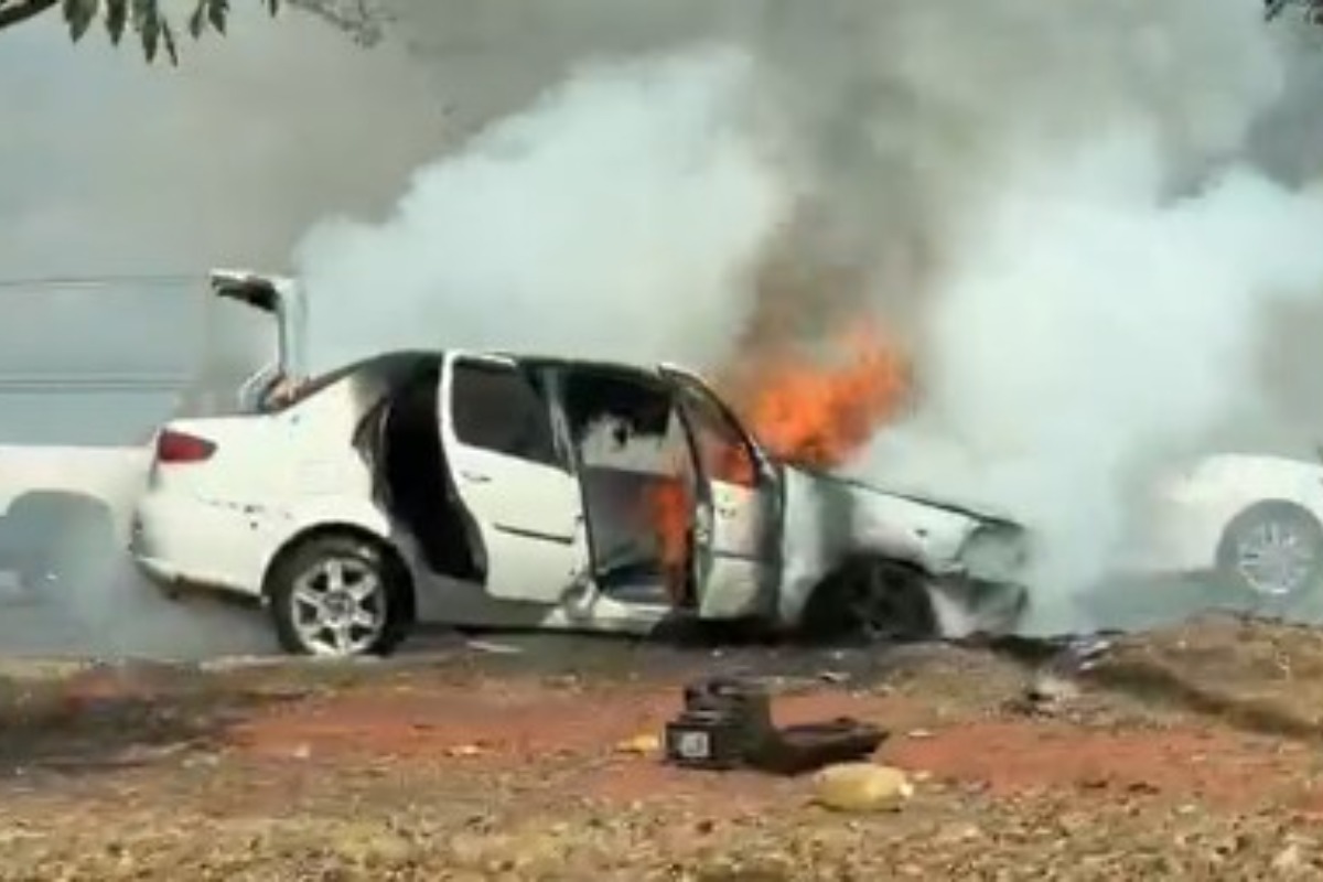 Carro pega fogo na EPTG e causa lentidão no trânsito sentido Taguatinga