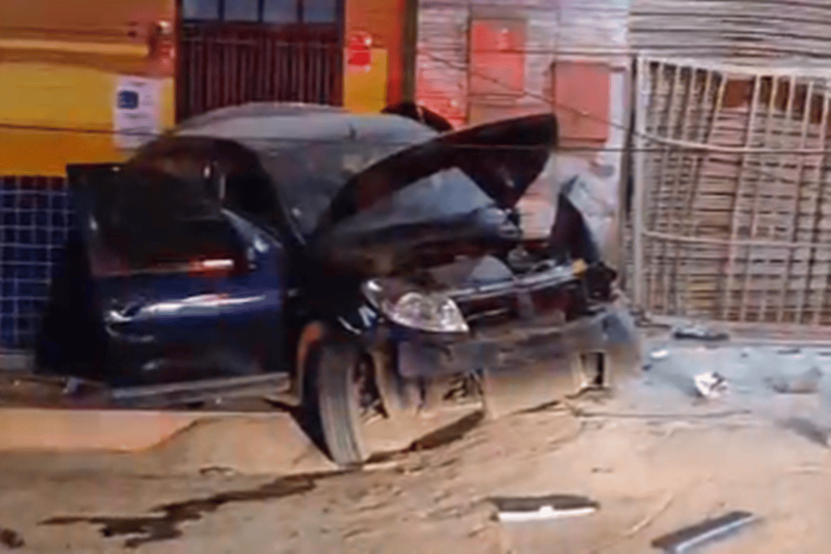 Imagem vinculada ao feed original: Jovem morre após carro bater contra poste no DF