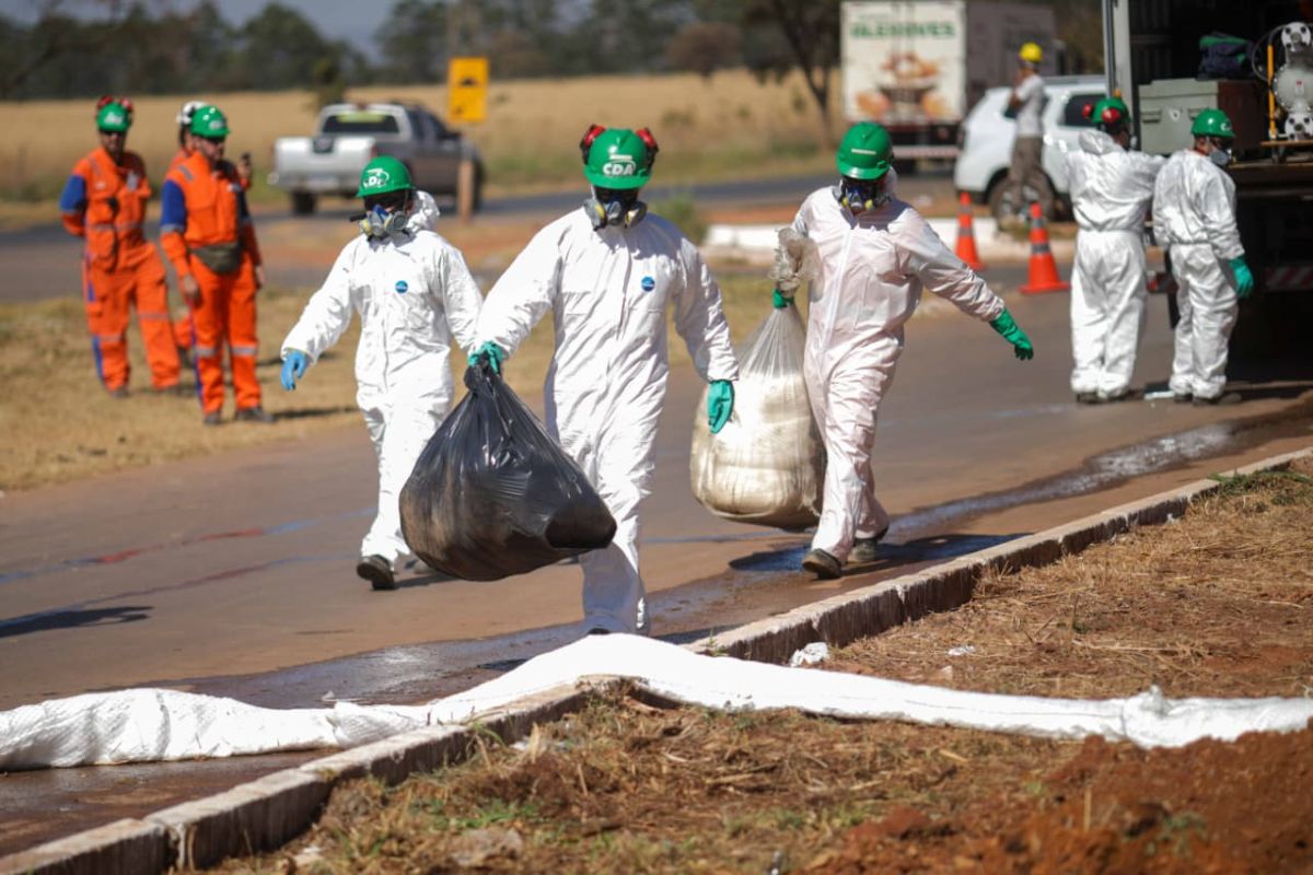 Simulado de vazamento em oleoduto interdita rodovia no DF
