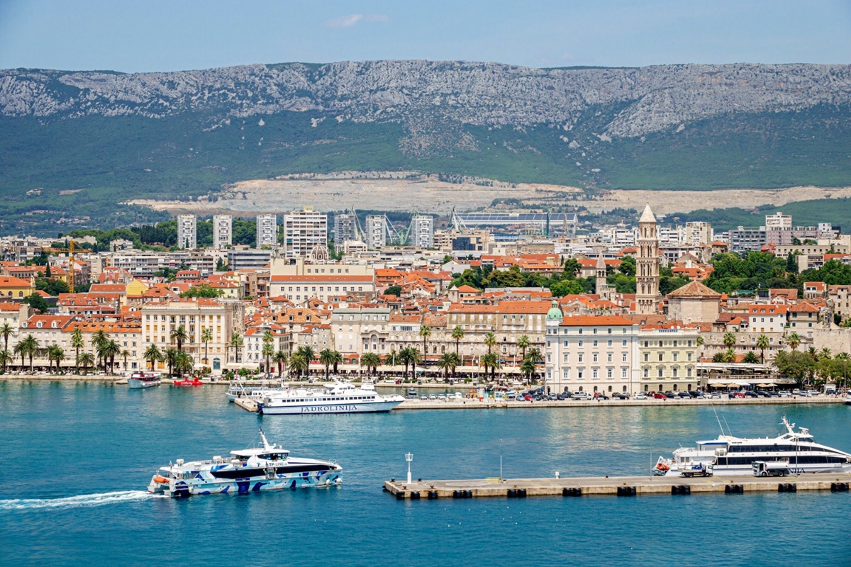 Porto de Split, localizado perto do centro histórico da cidade e do Palácio de Diocleciano