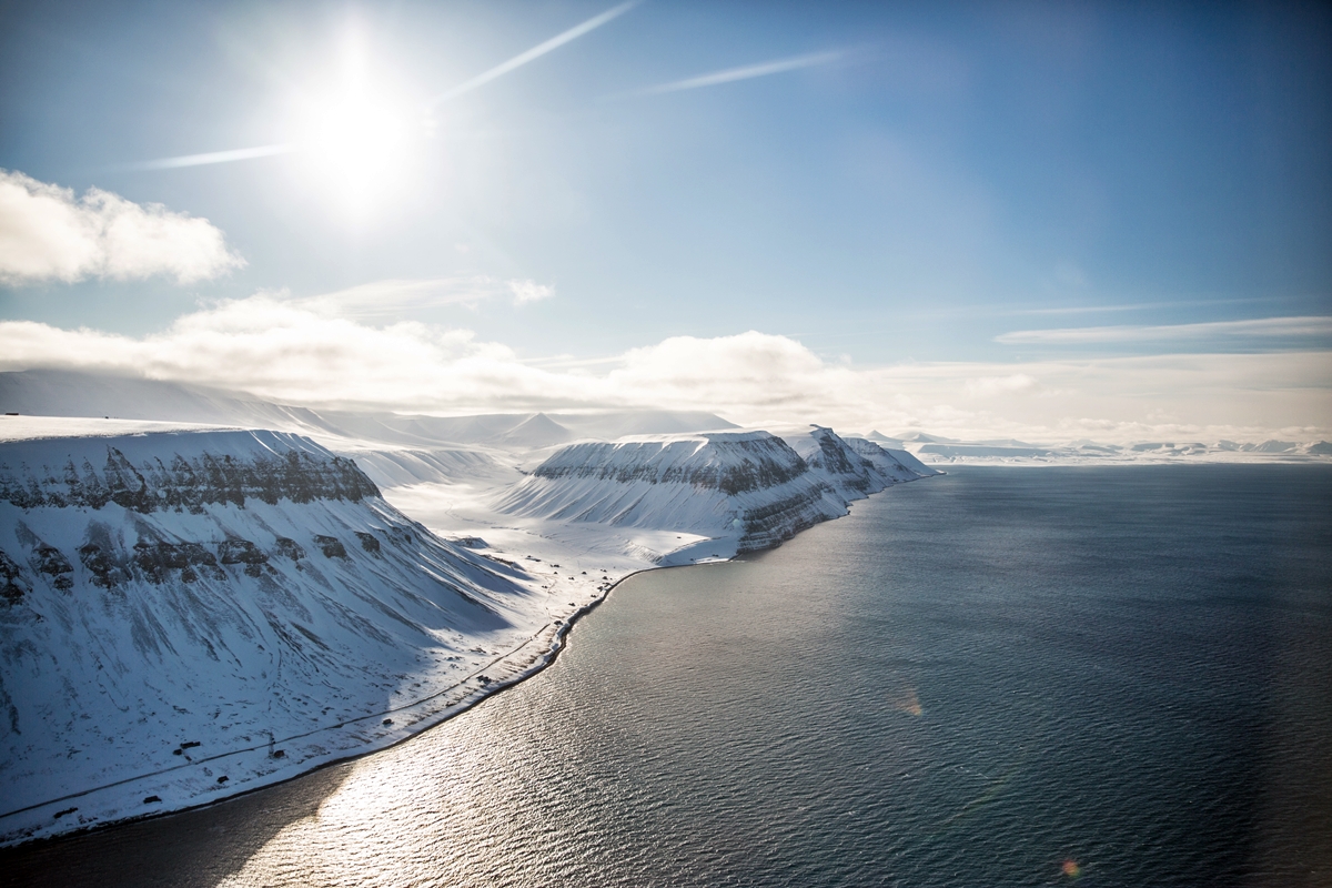 Svalbard, Noruega, região em que homem navegava quando buzinou para urso e foi multado