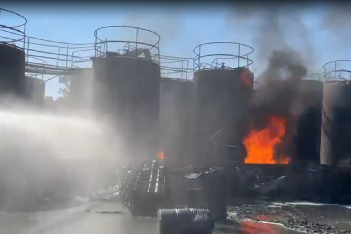 Imagem vinculada ao feed original: Incêndio continua em fábrica de solventes tomada por fogo em SP