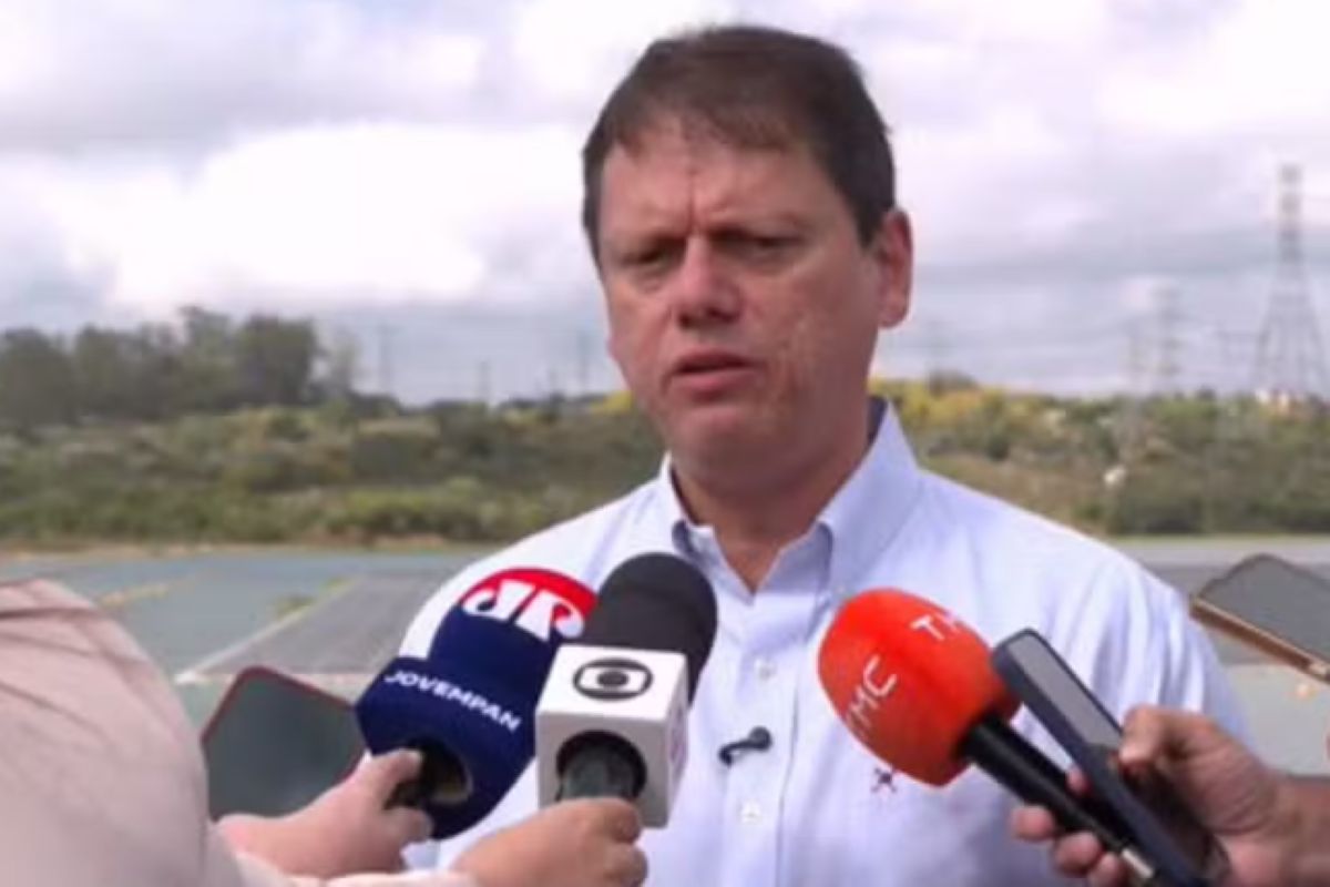 Tarcísio diz que estará com Flávio e quer vê-lo no debate com Lula - QTU Questões do Universo