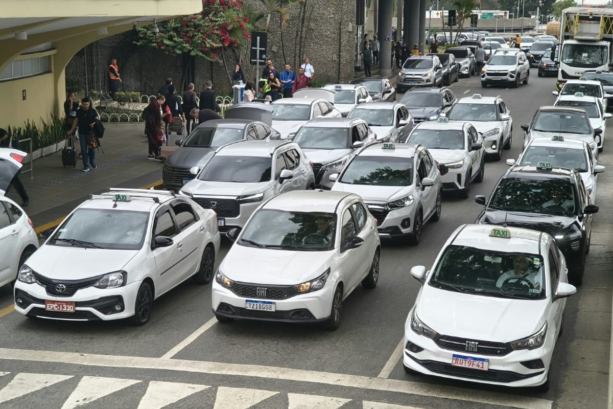 Medo de ladrão: taxistas imploram para passageiro guardar celular no carro
