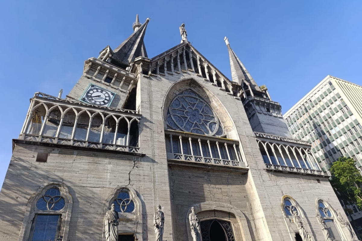 Torre de catedral desaba após terremoto de 7,4 na Colômbia