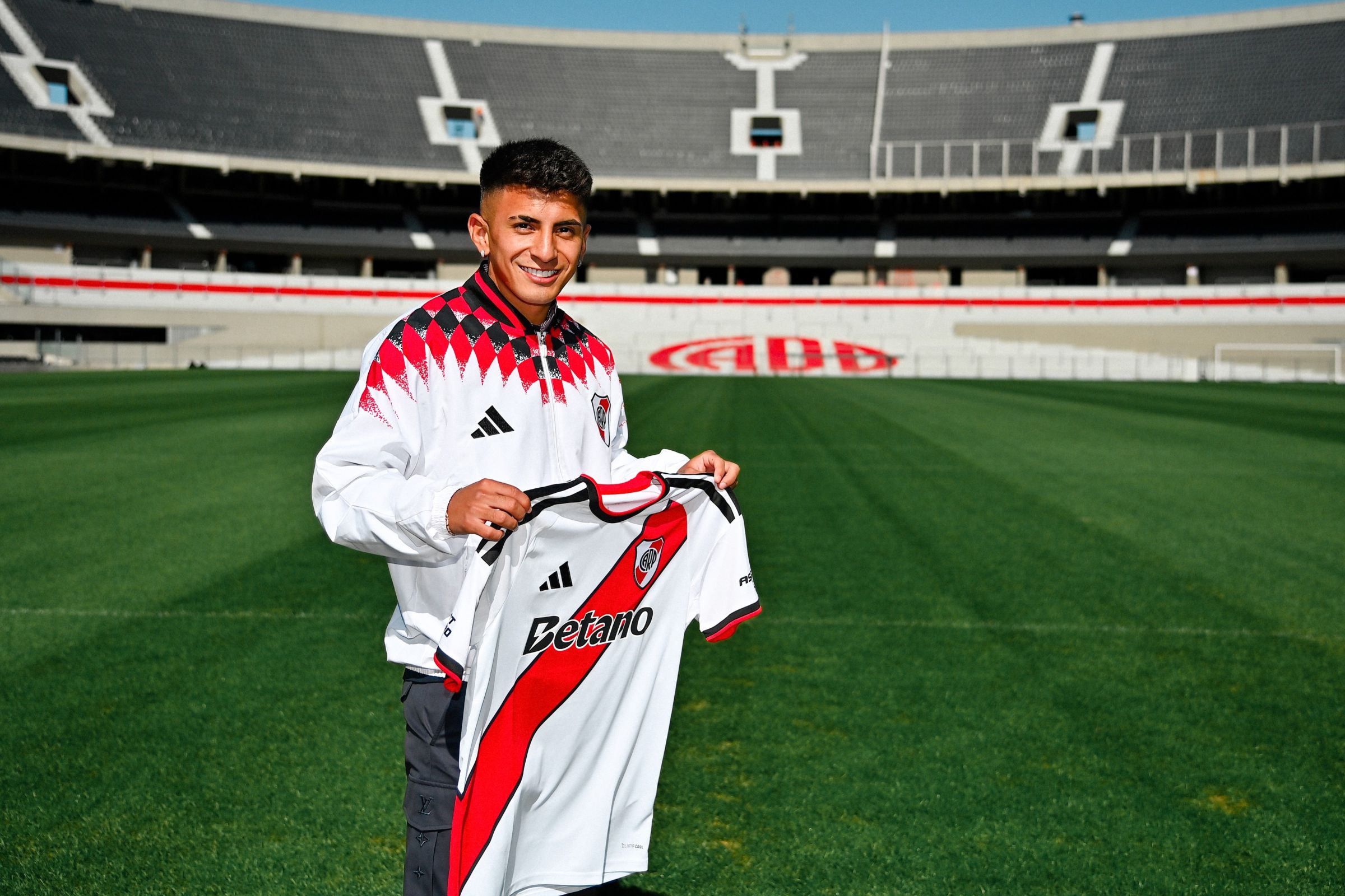 Almada explica escolha pelo River e cita família e pressão da torcida