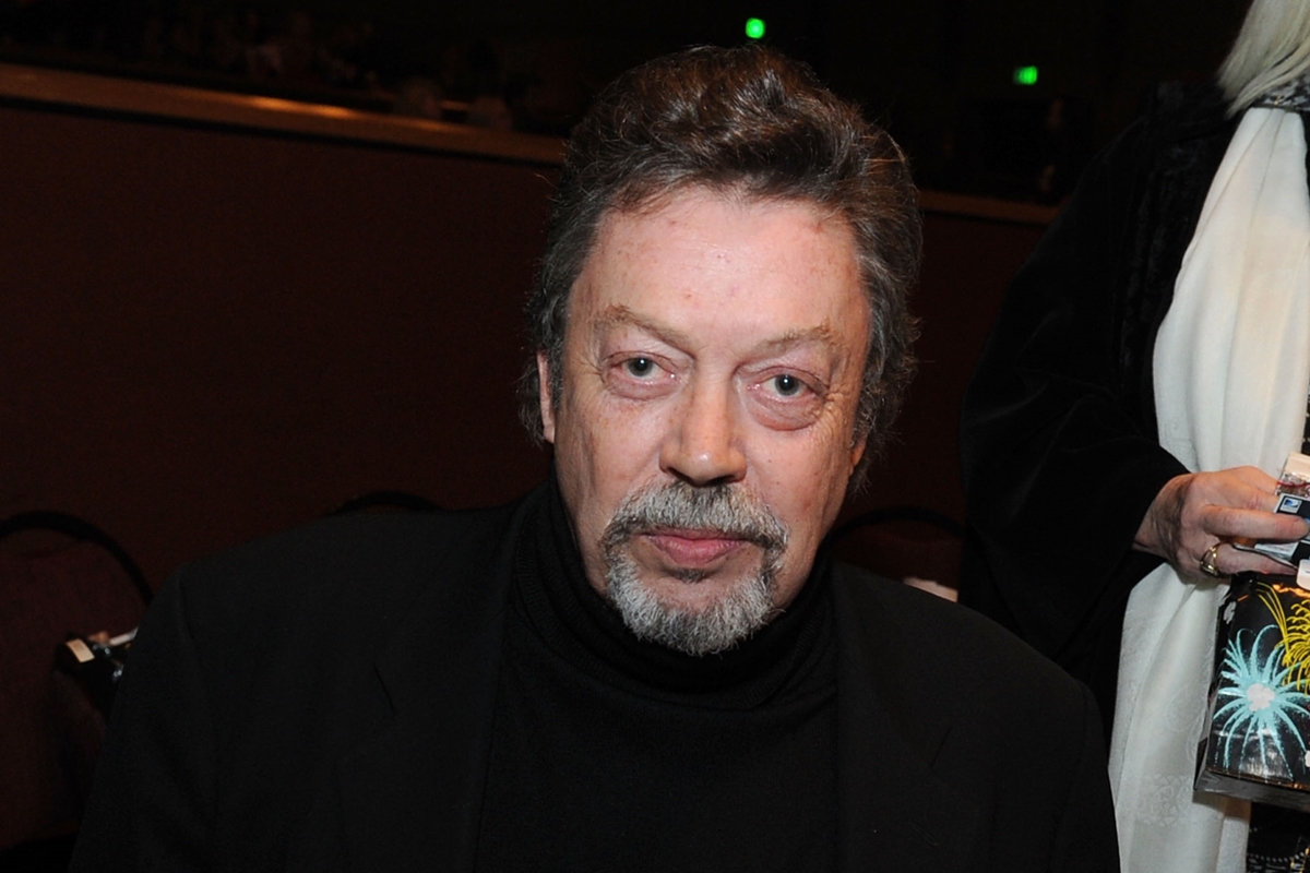 Tim Curry, lendário ator do cinema e do teatro, morre aos 80 anos
