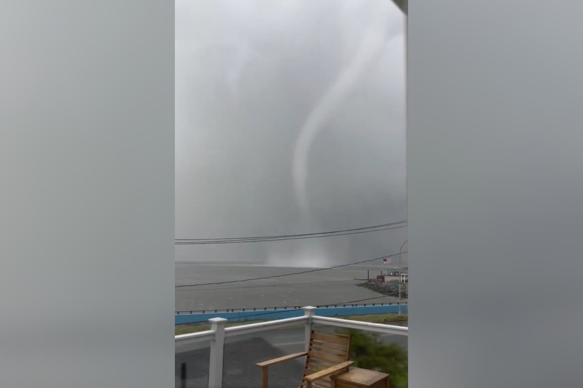 Tornado atinge Nova York e cria tromba d'água em praia