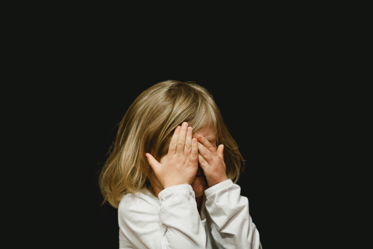 Impactos do Trauma Infantil no Cérebro e Saúde Mental Revelados em Estudo