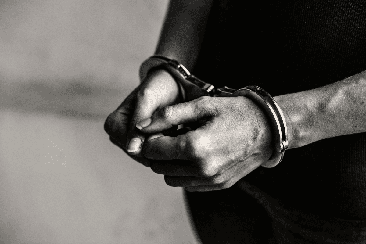 Homem é condenado a 35 anos por tentar matar companheira a tijoladas