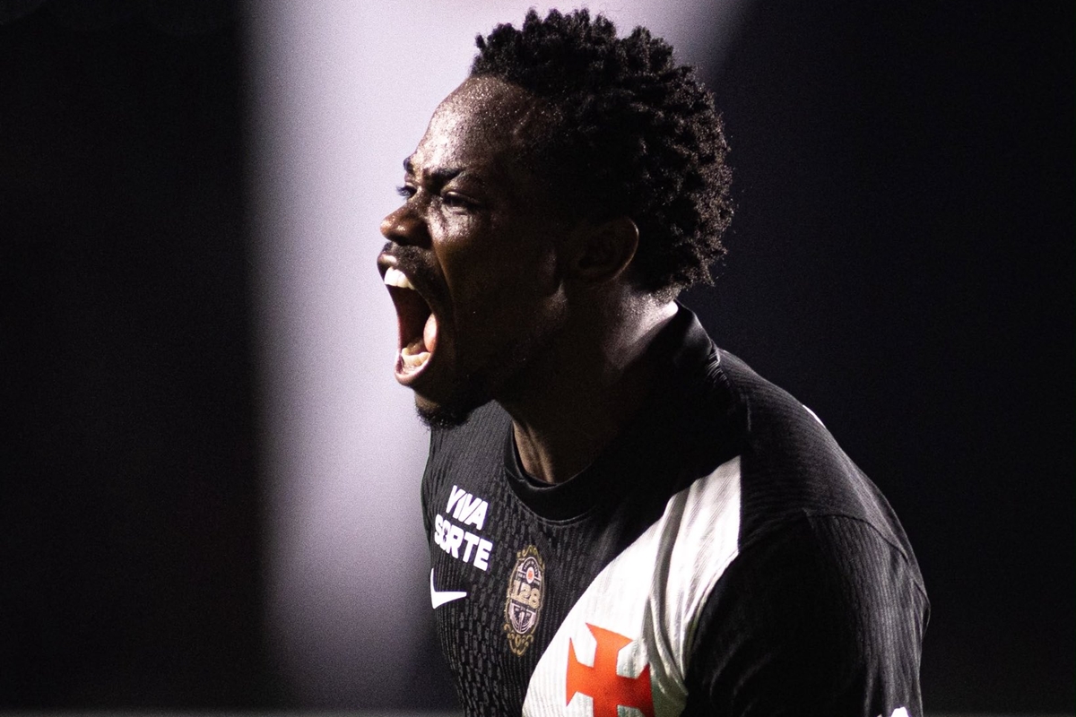 Vasco vence o Vitória pela Copa do Brasil com um jogador a menos