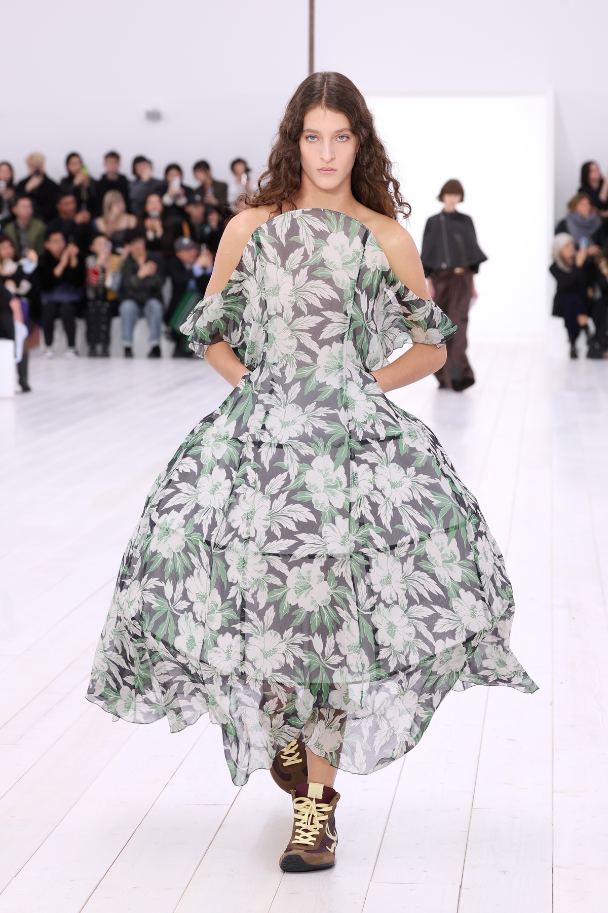 foto com cor. desfile loewe - metrópoles