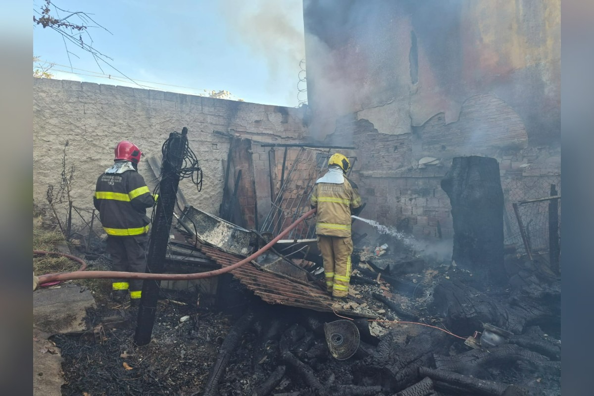 Incêndio após queima de lixo danifica casa e imóvel vizinho em BH - QTU Questões do Universo